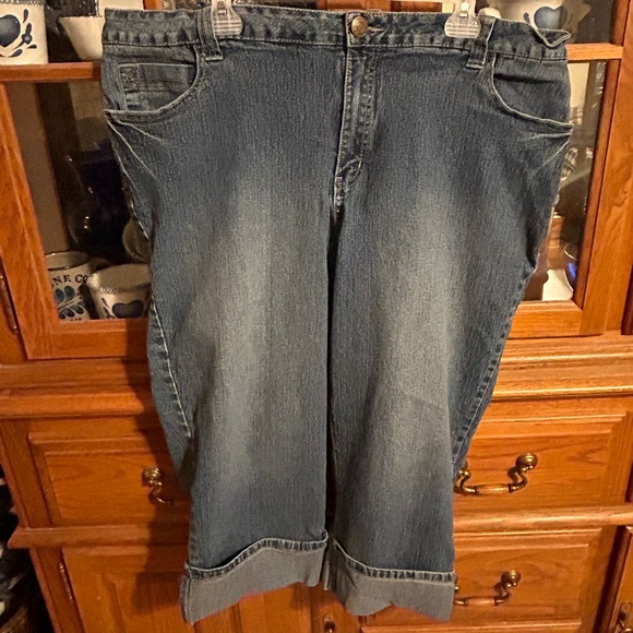Plus size Denim Capri Pants - Picture 1 of 3